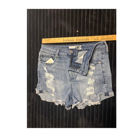 GBG Los Angeles Women’s Medium Wash Distressed Fringe Cutoff Jean Shorts – SZ 25 - Picture 3 of 3